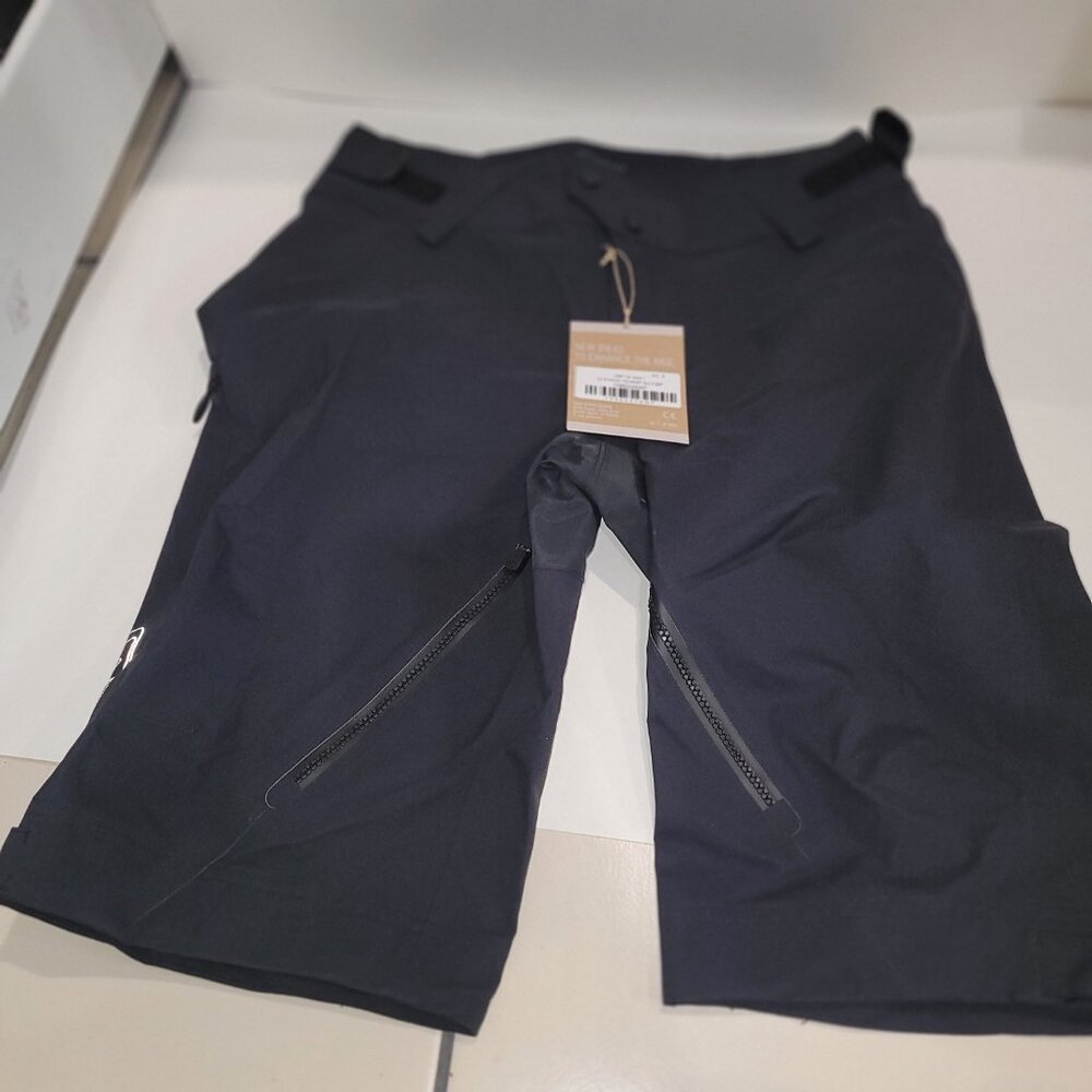 Giro Women's Havoc Short black  Size 6 Retail: $150.00 New with tags